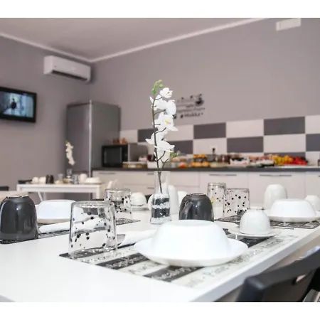 Black-and-white לינה וארוחת בוקר