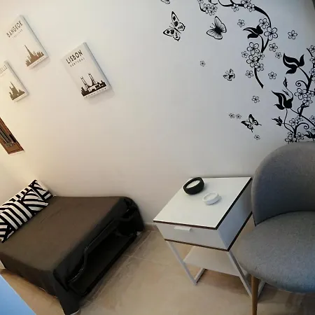 לינה וארוחת בוקר Black-and-white 4*