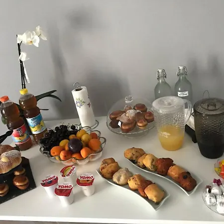 לינה וארוחת בוקר Black-and-white 4*