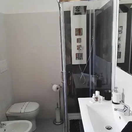 לינה וארוחת בוקר Black-and-white