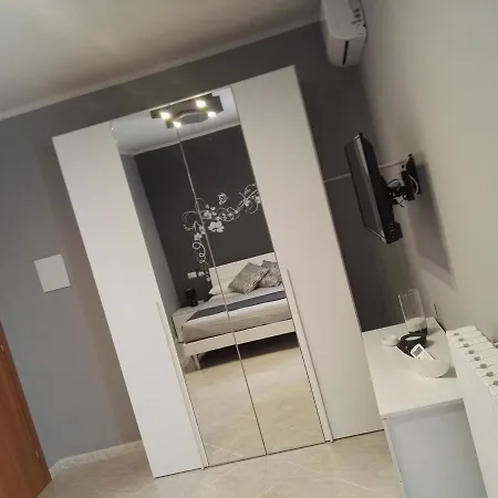 לינה וארוחת בוקר Black-and-white 4*