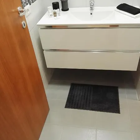 Black-and-white לינה וארוחת בוקר 4*