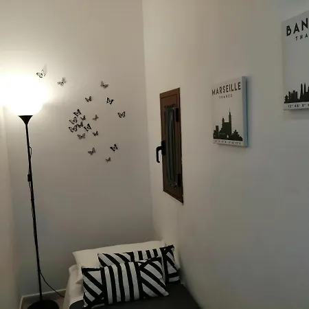 Black-and-white לינה וארוחת בוקר 4*