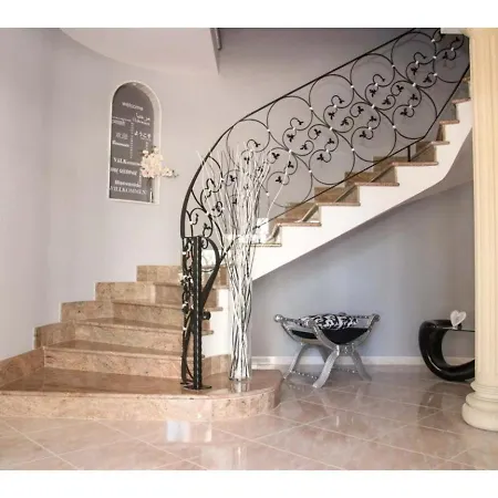 Black-and-white לינה וארוחת בוקר 4*