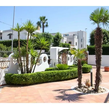 Bed & Breakfast Black-and-white