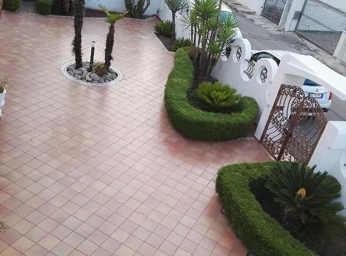 Black-and-white Bed & Breakfast Gallipolli